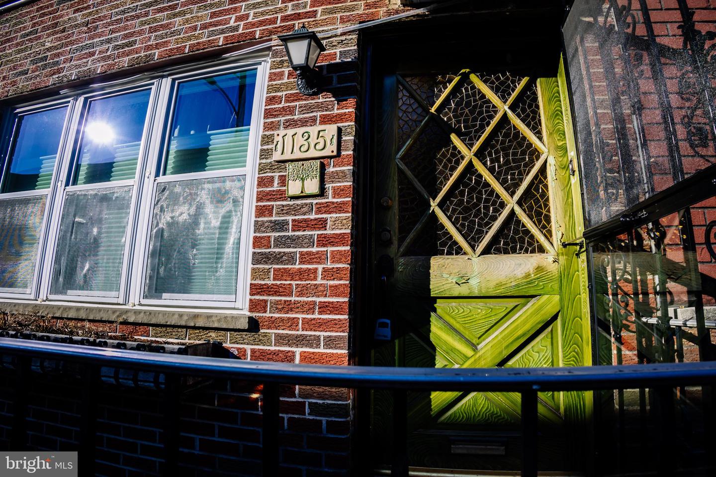 1135 Tree St Property Photo 3