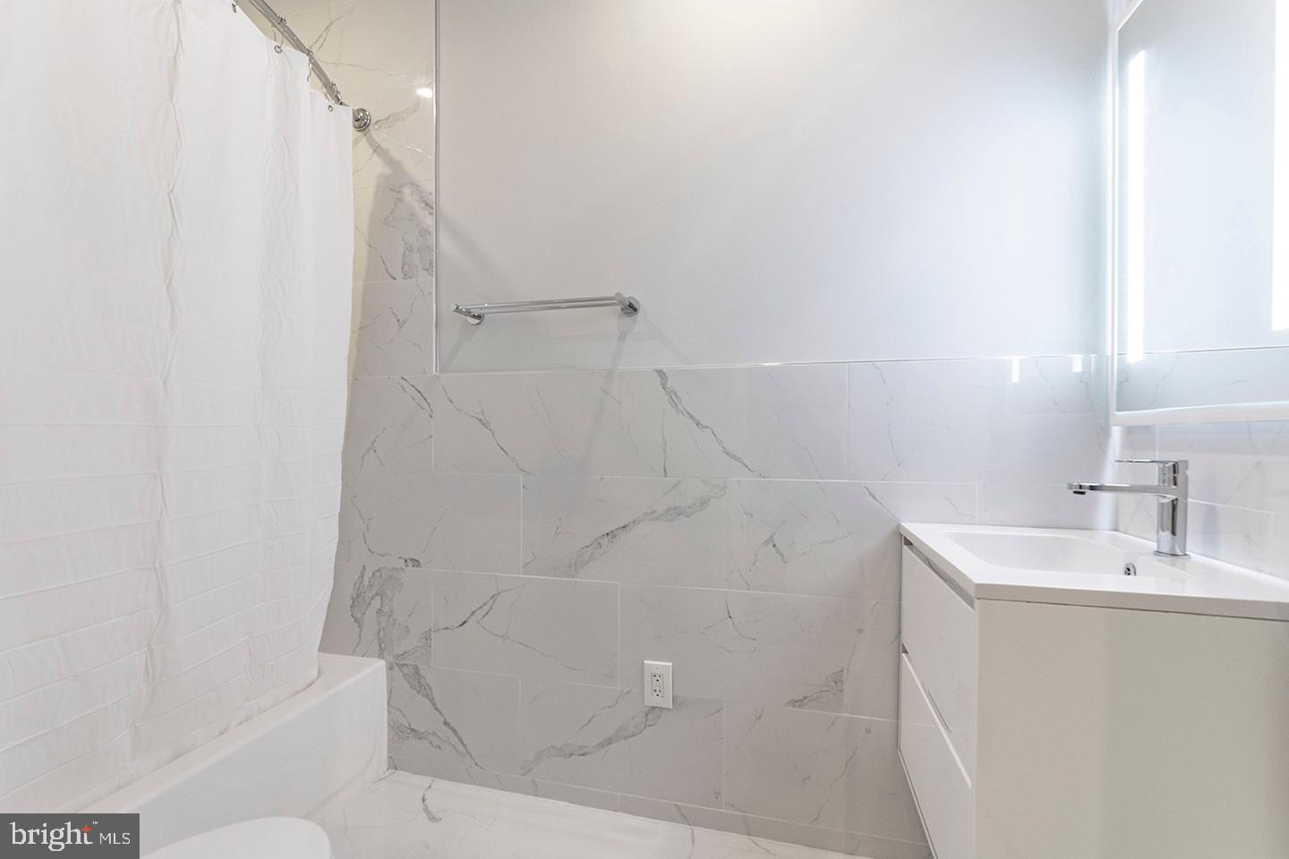 412-26 S 13th St #studio Property Photo 4