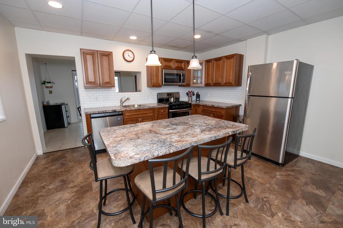 275 Lemonte St Property Photo 4