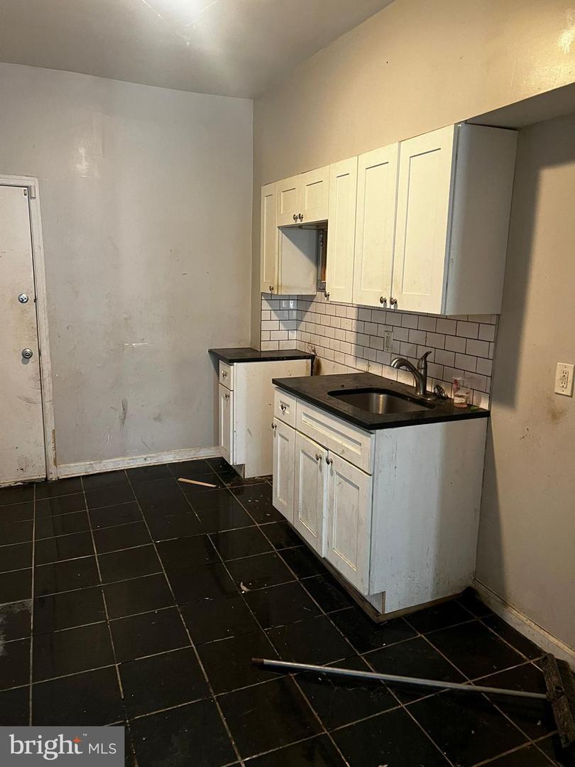 1343 W Seltzer St Property Photo 7
