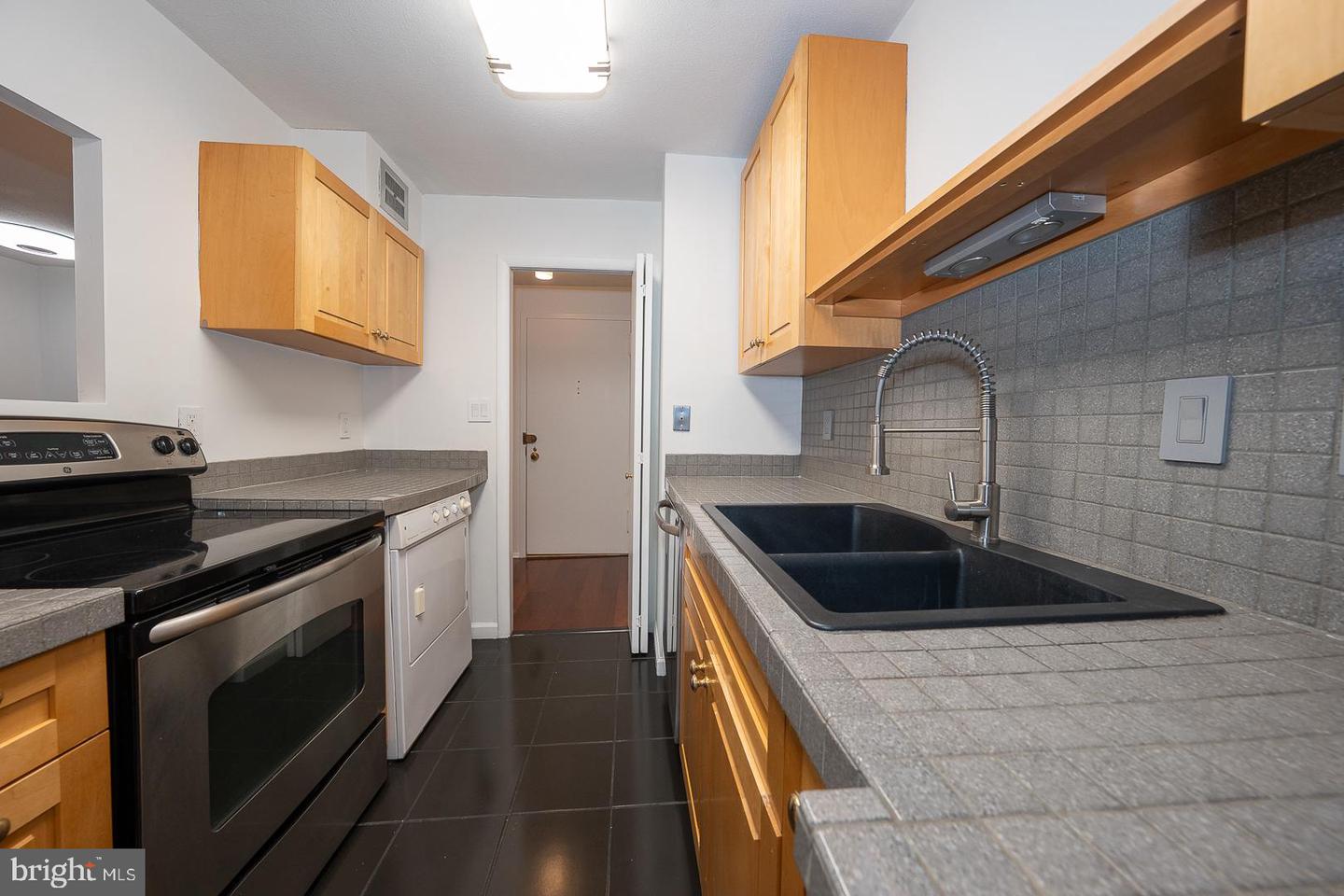 1919 Chestnut St #1103 Property Photo 5