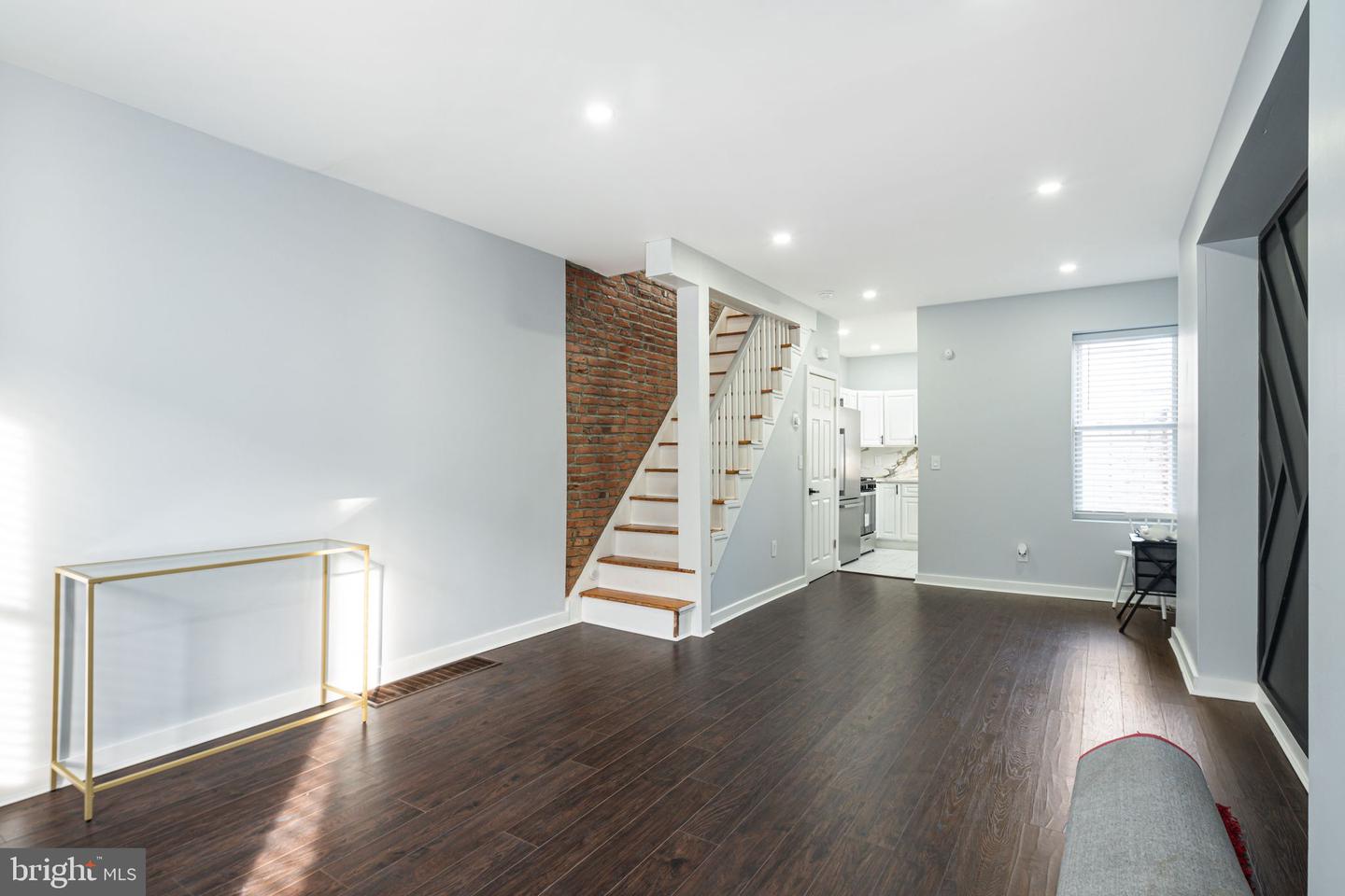 2445 W Seybert St Property Photo 3