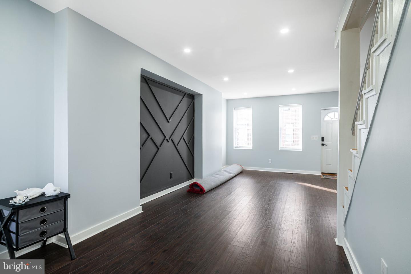 2445 W Seybert St Property Photo 5