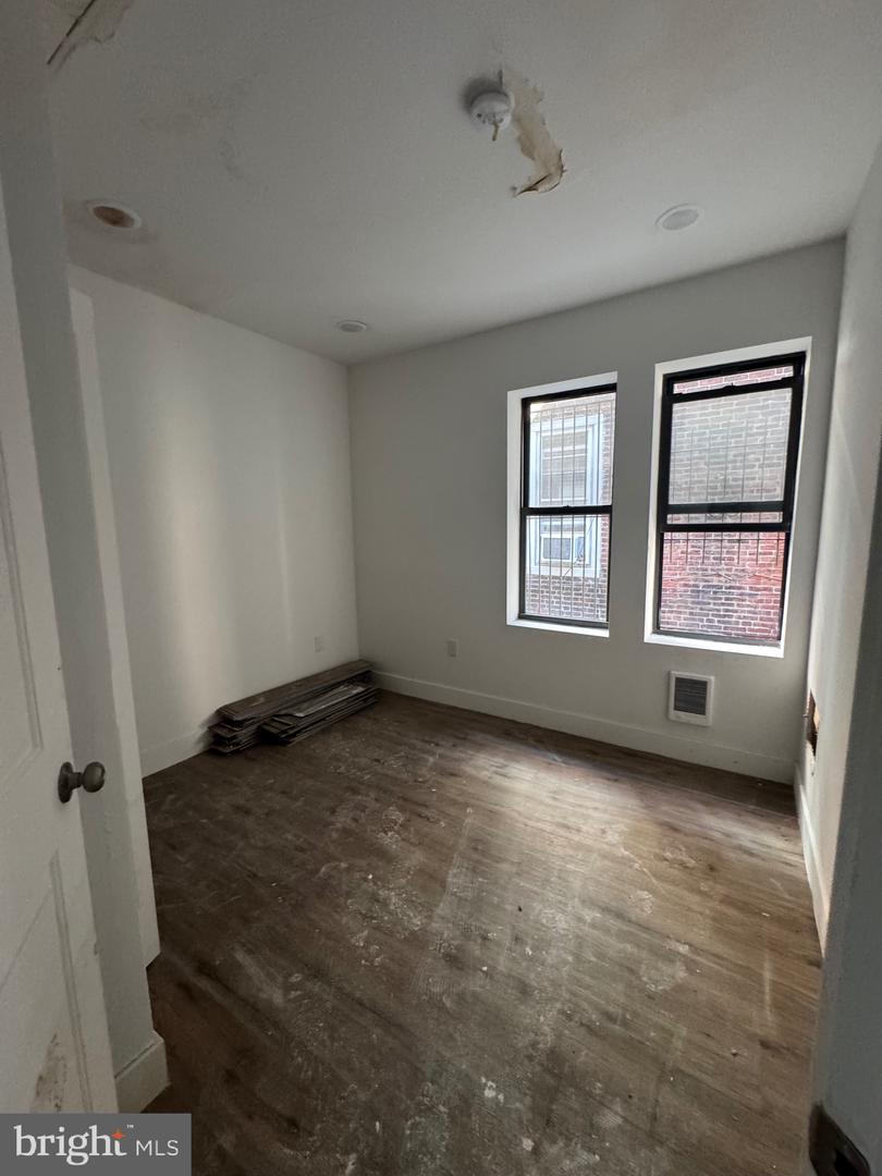 1613 W Erie Ave Property Photo 8