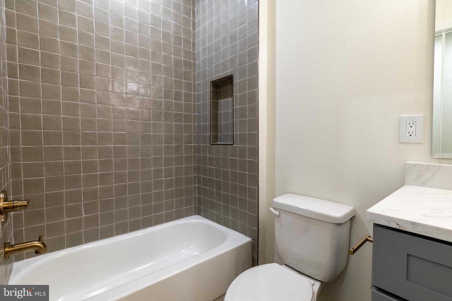 2342 Moore St Property Photo 7