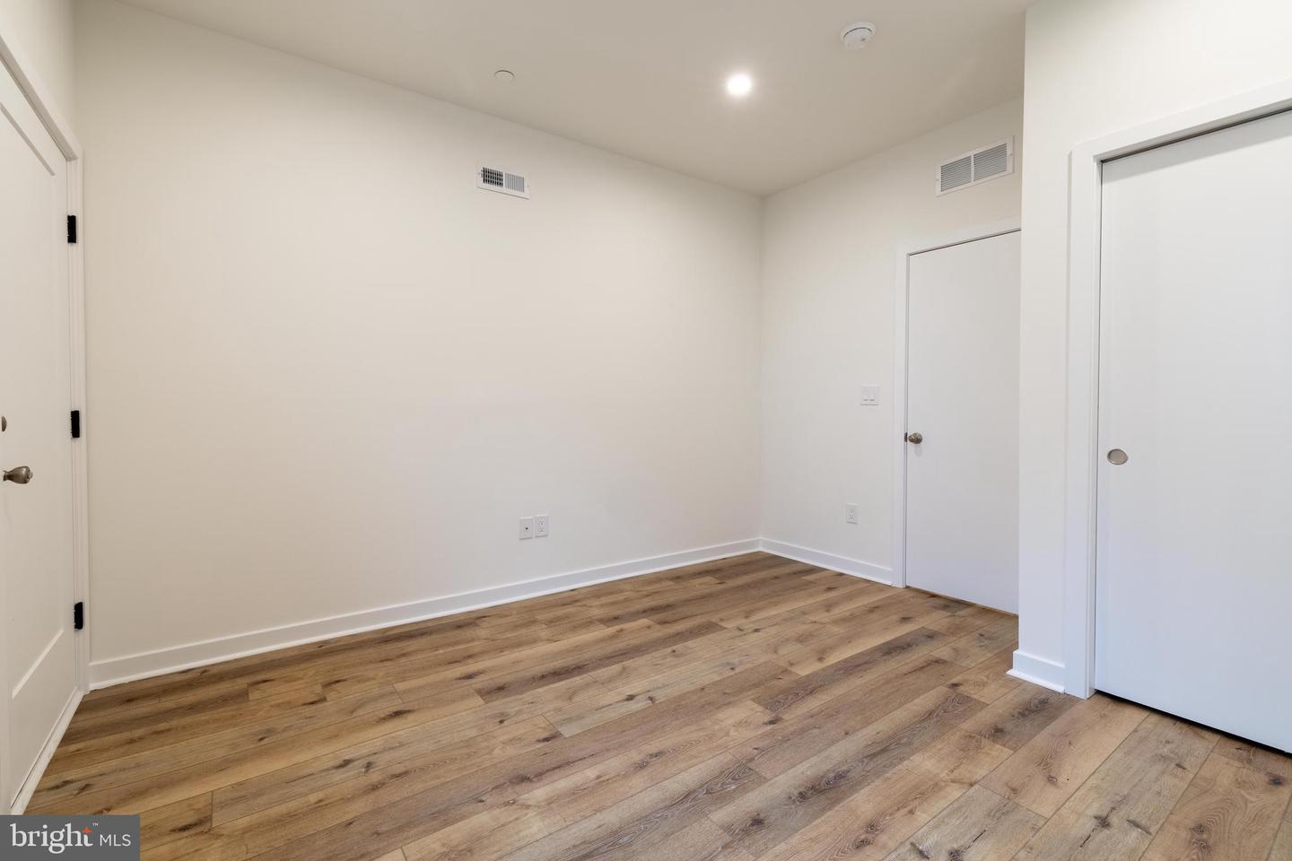 2342 Moore St Property Photo 12