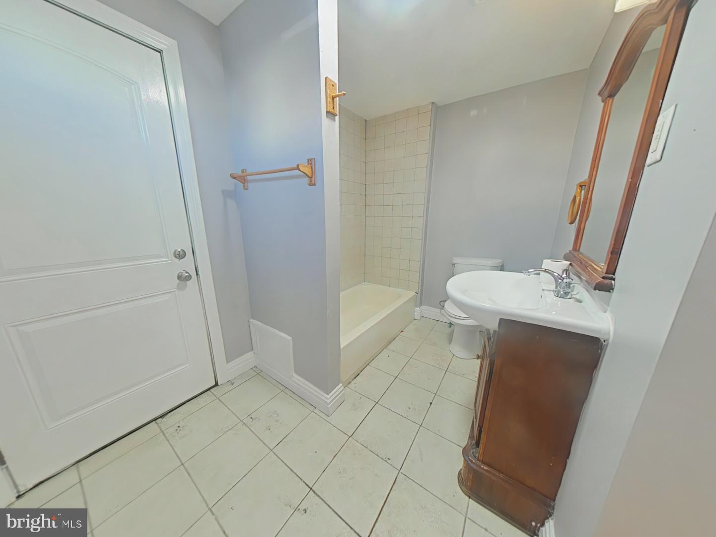 1319 S May St Property Photo 11