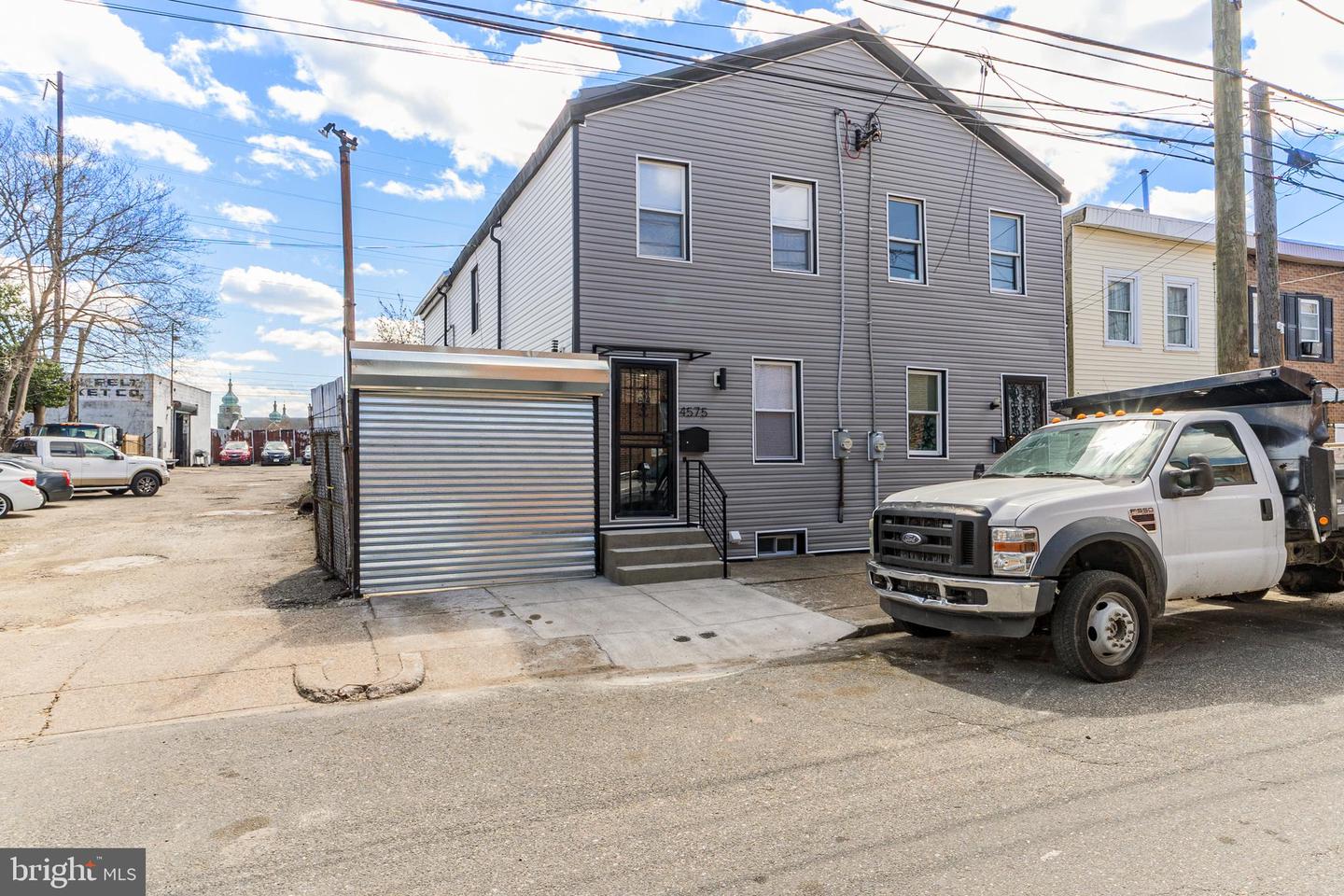 4575 Worth St Property Photo 2