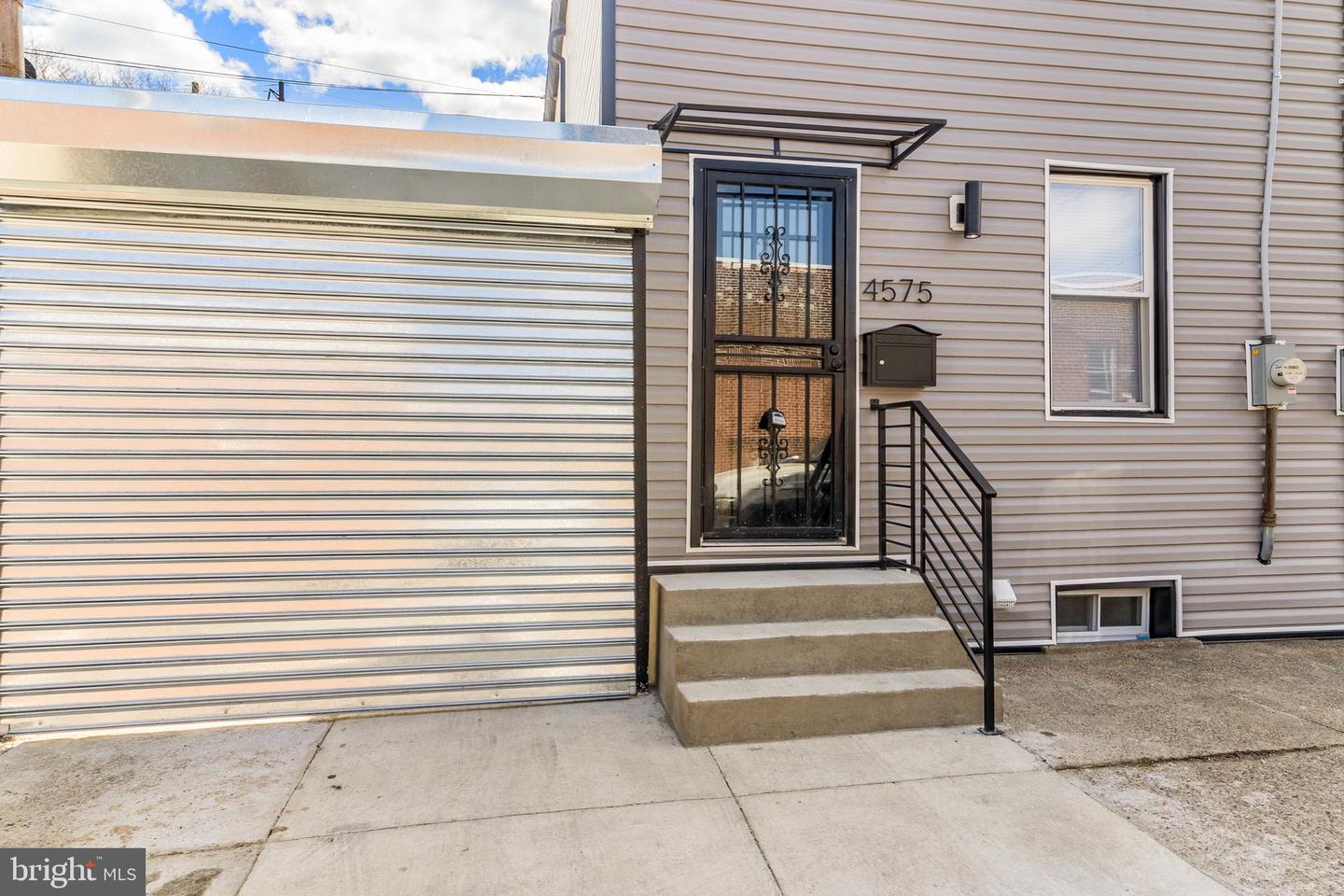 4575 Worth St Property Photo 4