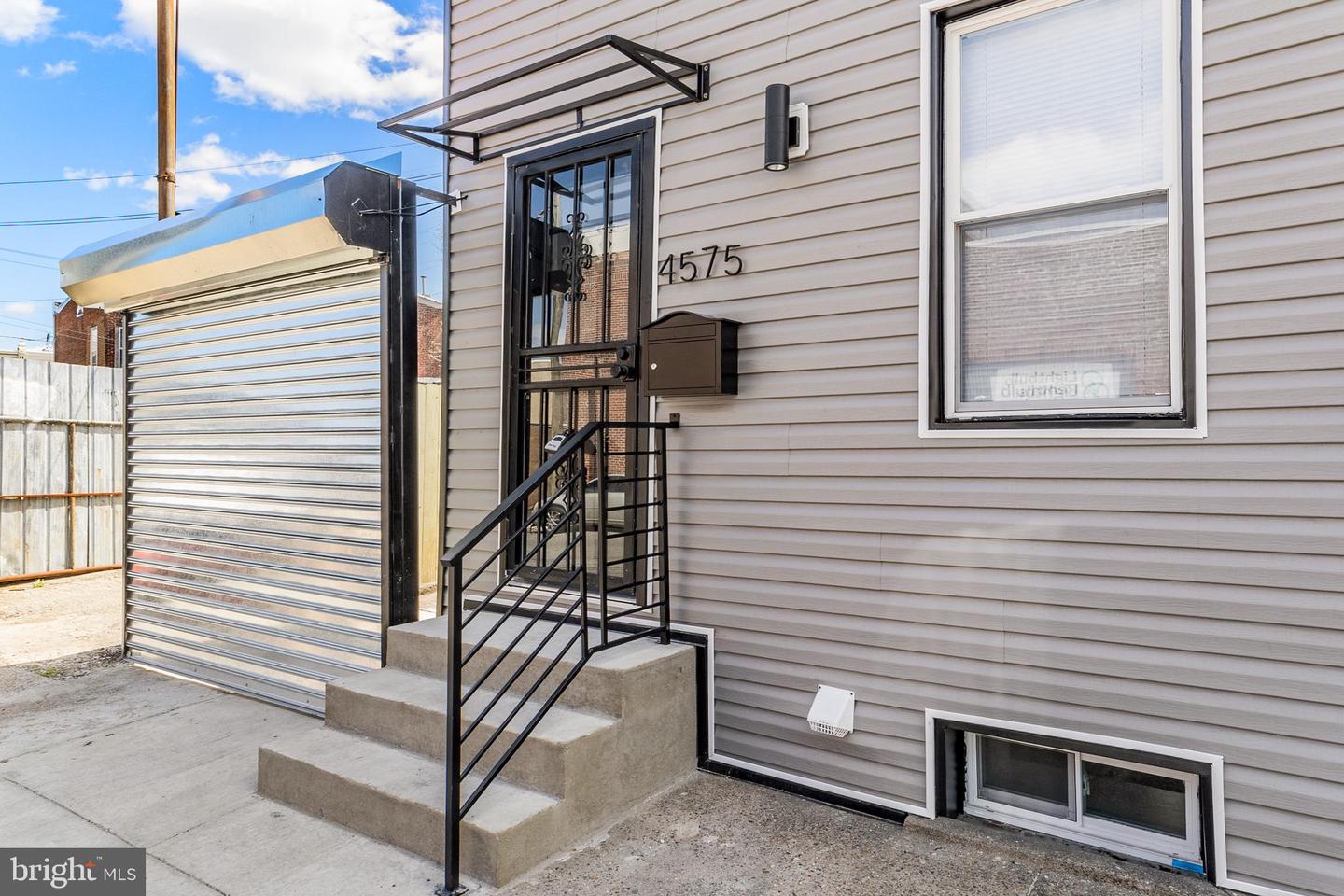 4575 Worth St Property Photo 5