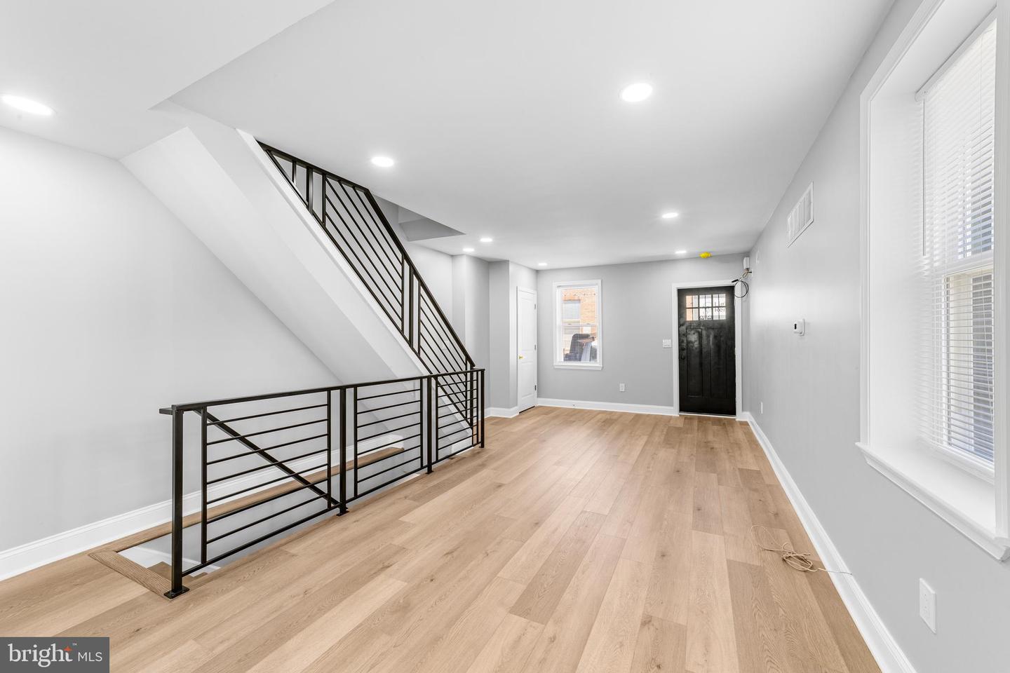 4575 Worth St Property Photo 9