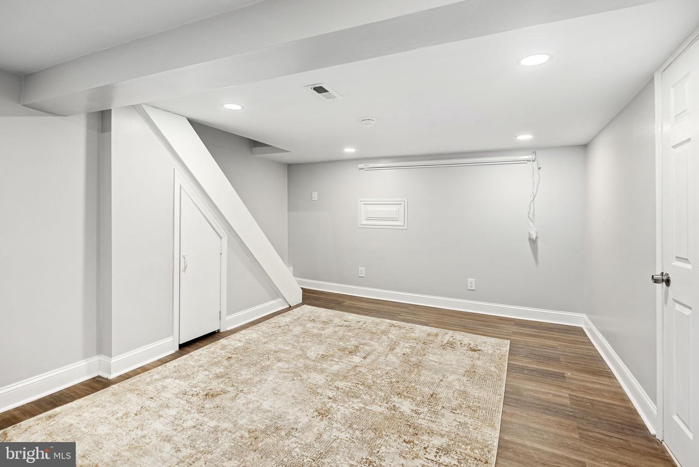1037 Bainbridge St Property Photo 24
