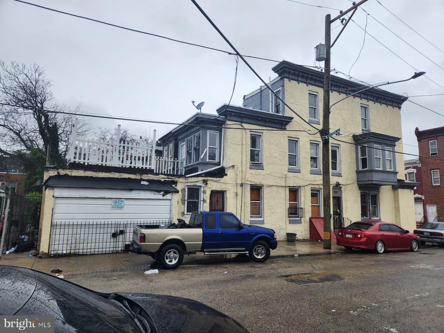 924 W Silver St Property Photo 2