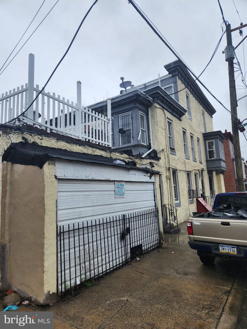 924 W Silver St Property Photo 3