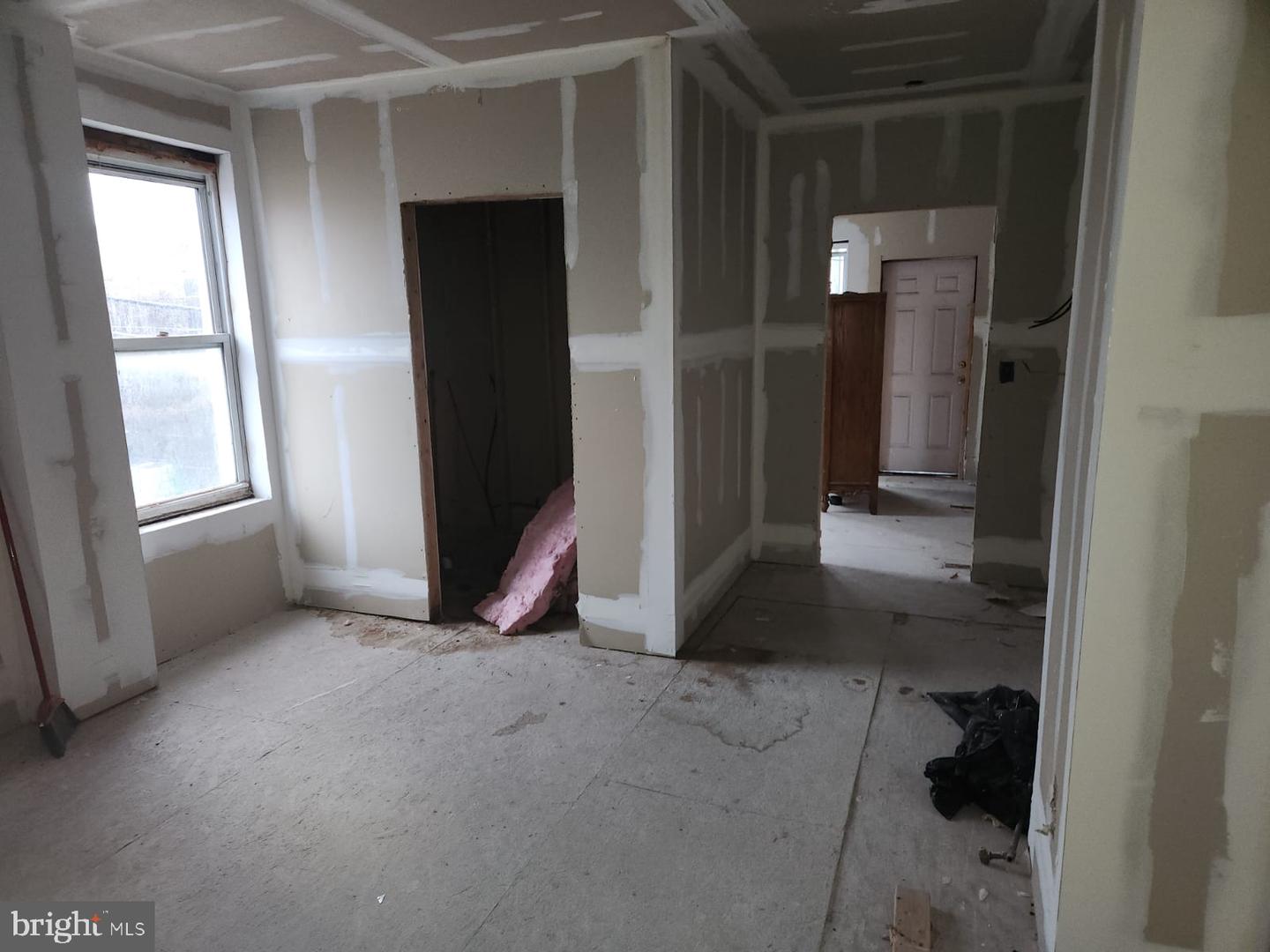924 W Silver St Property Photo 13