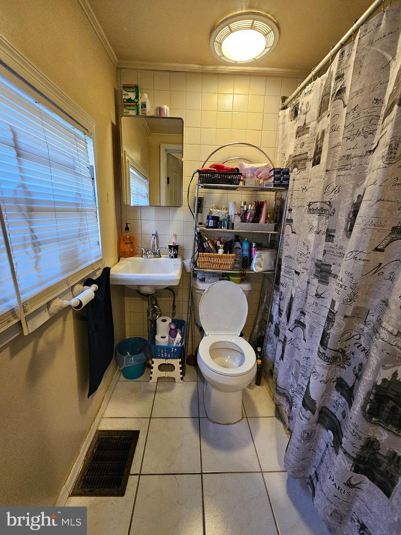 5515 N Fairhill St Property Photo 4