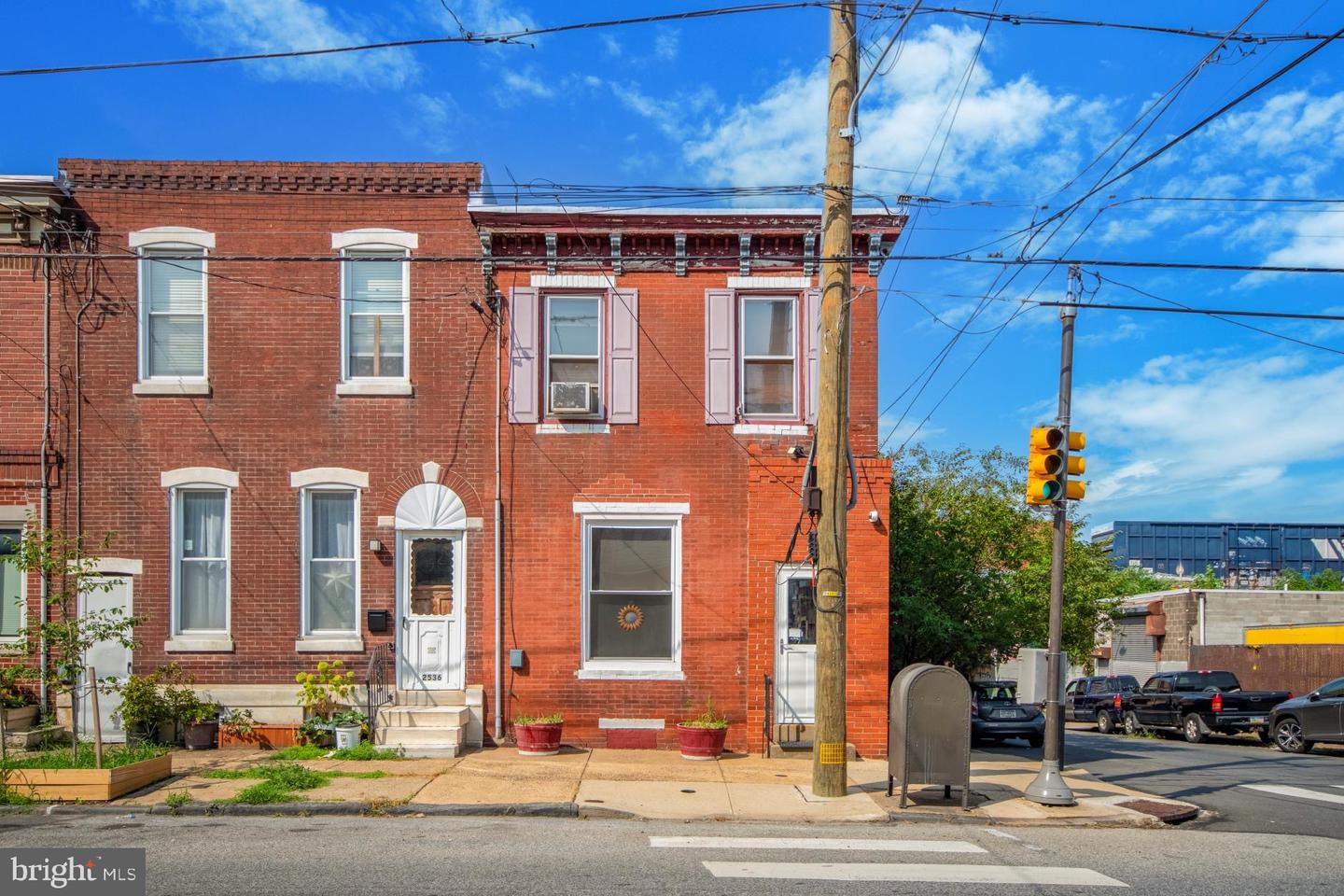 2534 E Somerset St Property Photo 5