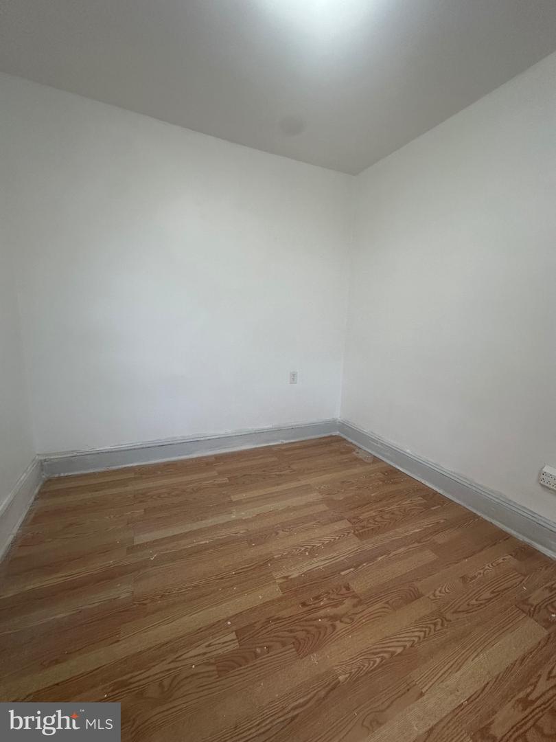 260 W Queen Ln Property Photo 8
