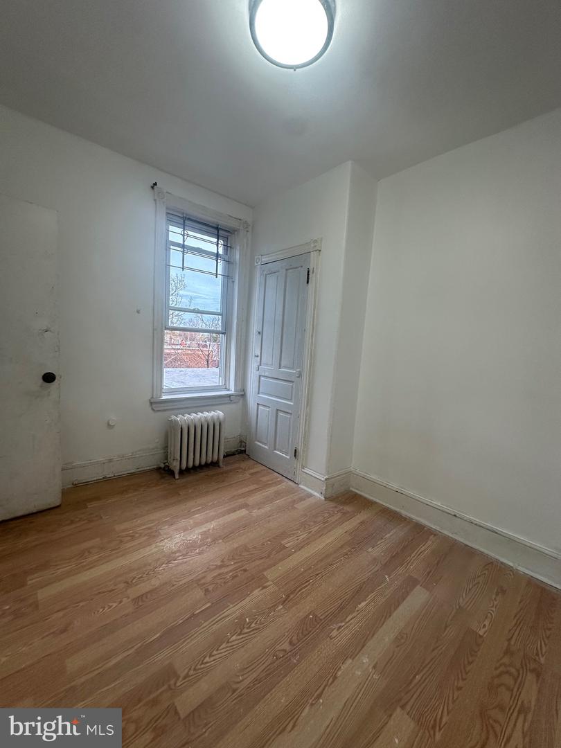 260 W Queen Ln Property Photo 10
