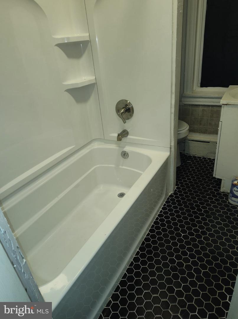 260 W Queen Ln Property Photo 21