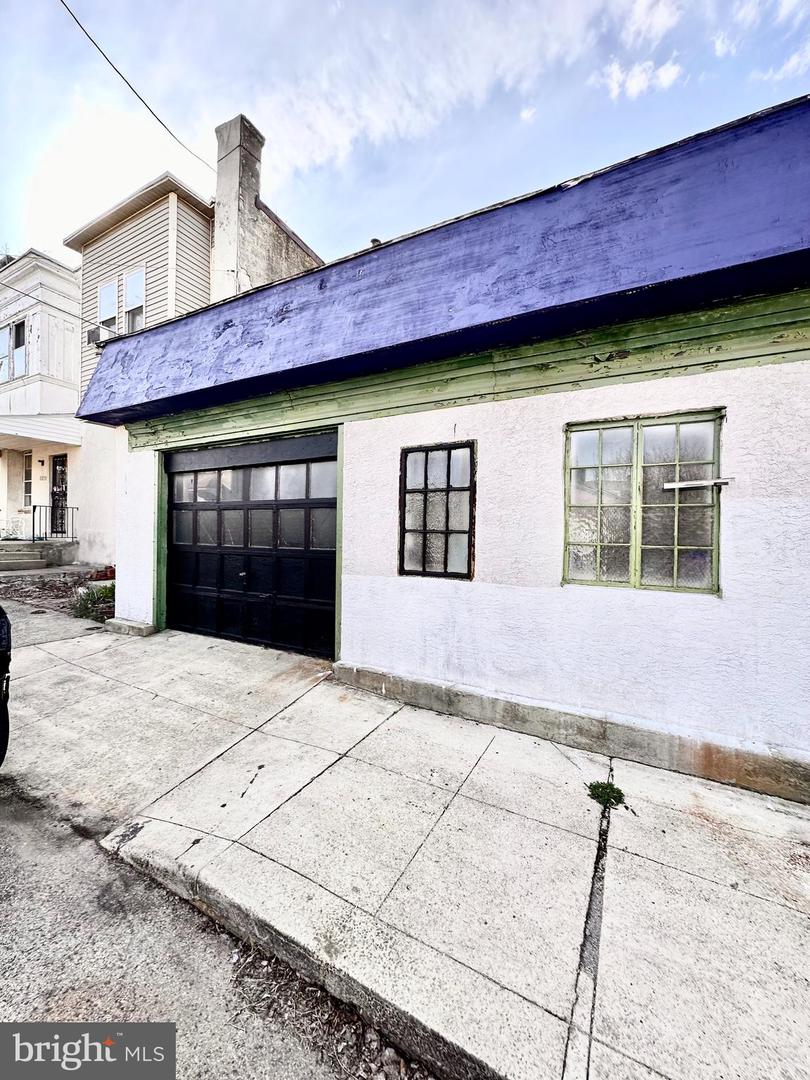 237 E Springer St #garage Property Photo 2