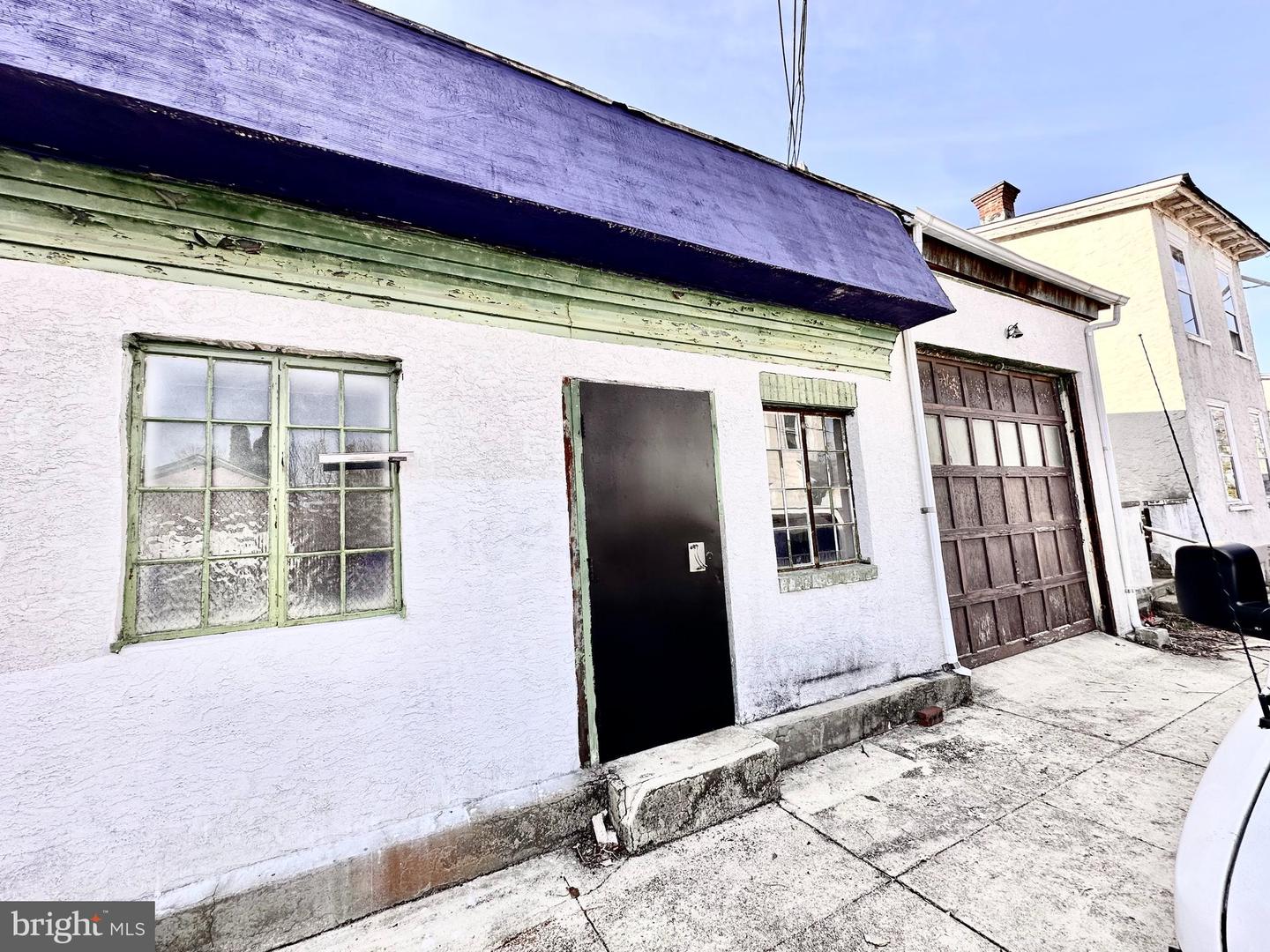 237 E Springer St #garage Property Photo 3