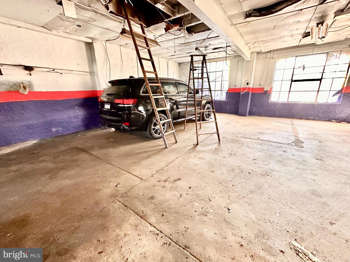 237 E Springer St #garage Property Photo 8