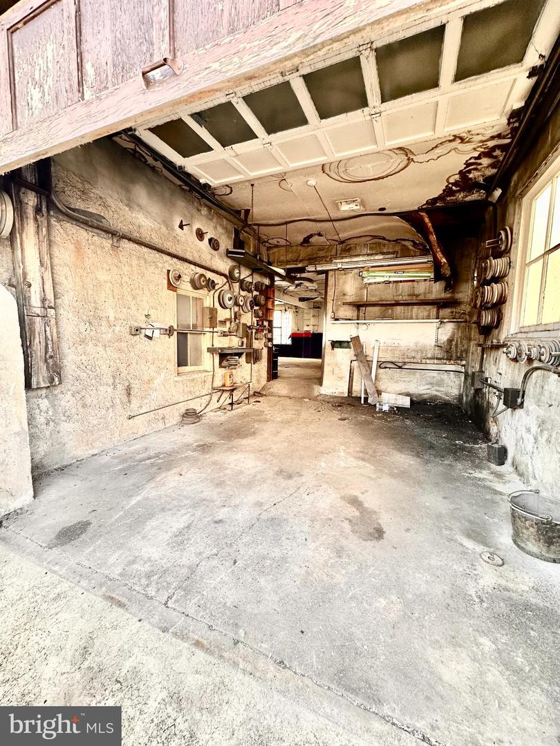 237 E Springer St #garage Property Photo 12