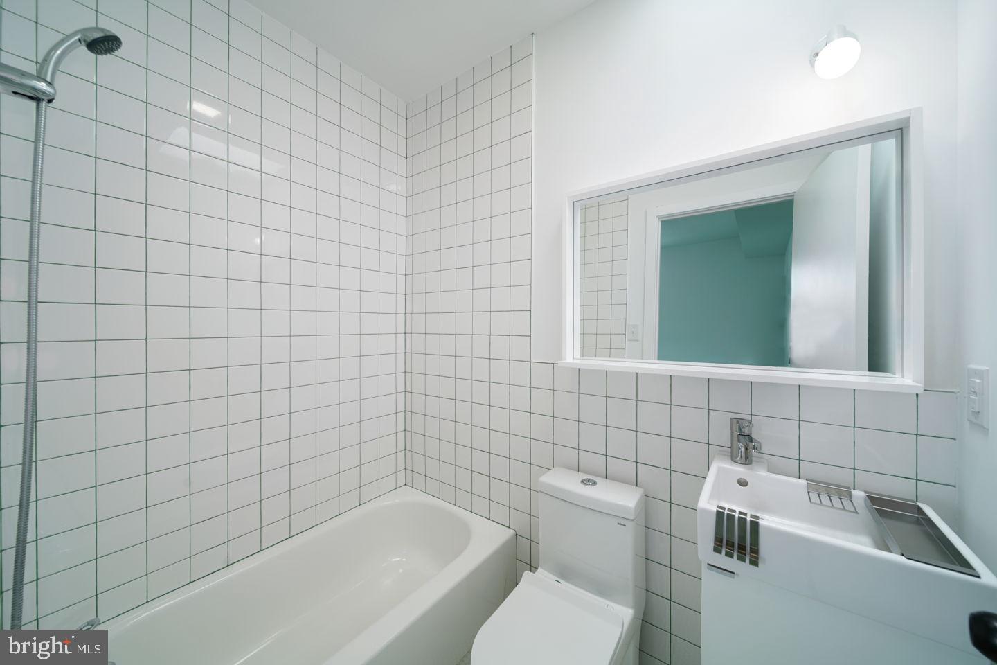 2329 Frankford Ave #d Property Photo 8