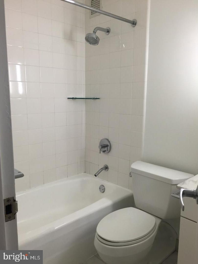 219-29 S 18th St #1401 Property Photo 5