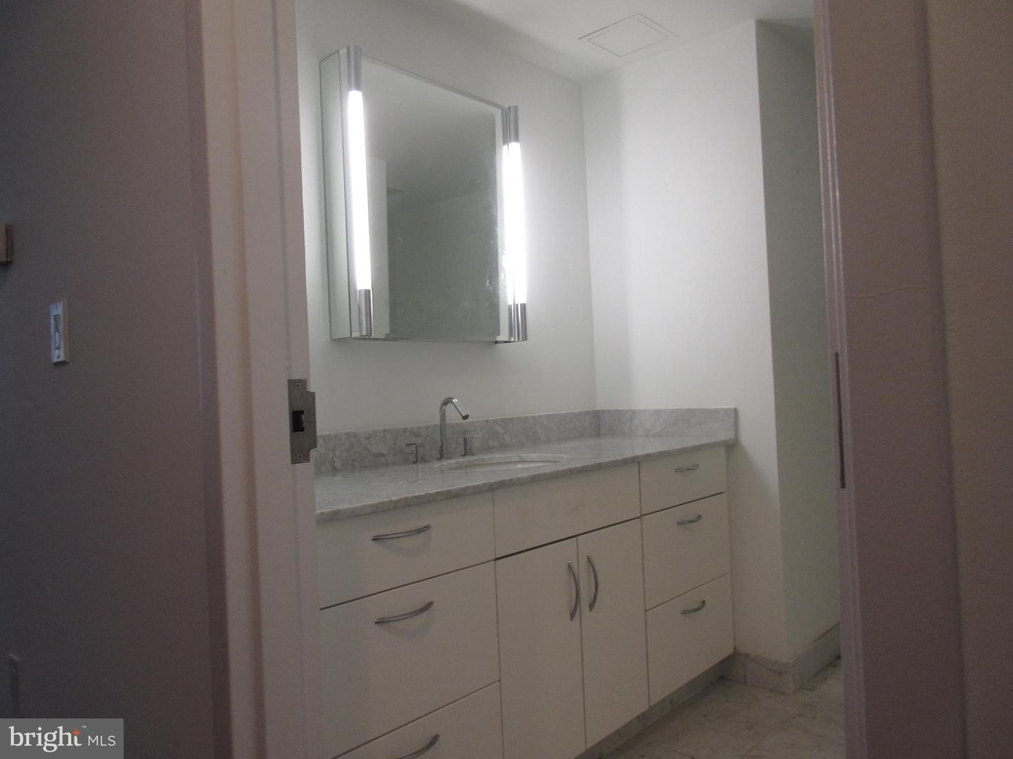 219-29 S 18th St #403 Property Photo 3