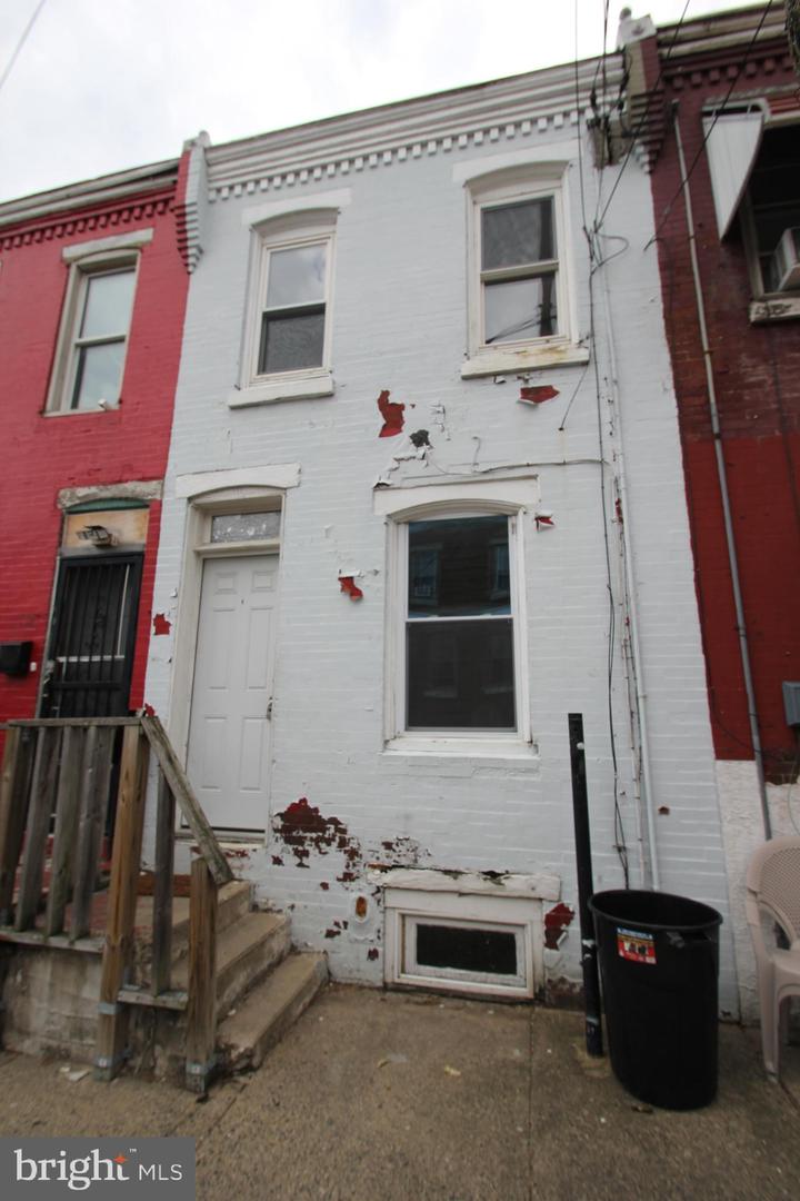 1754 W Pacific St Property Photo