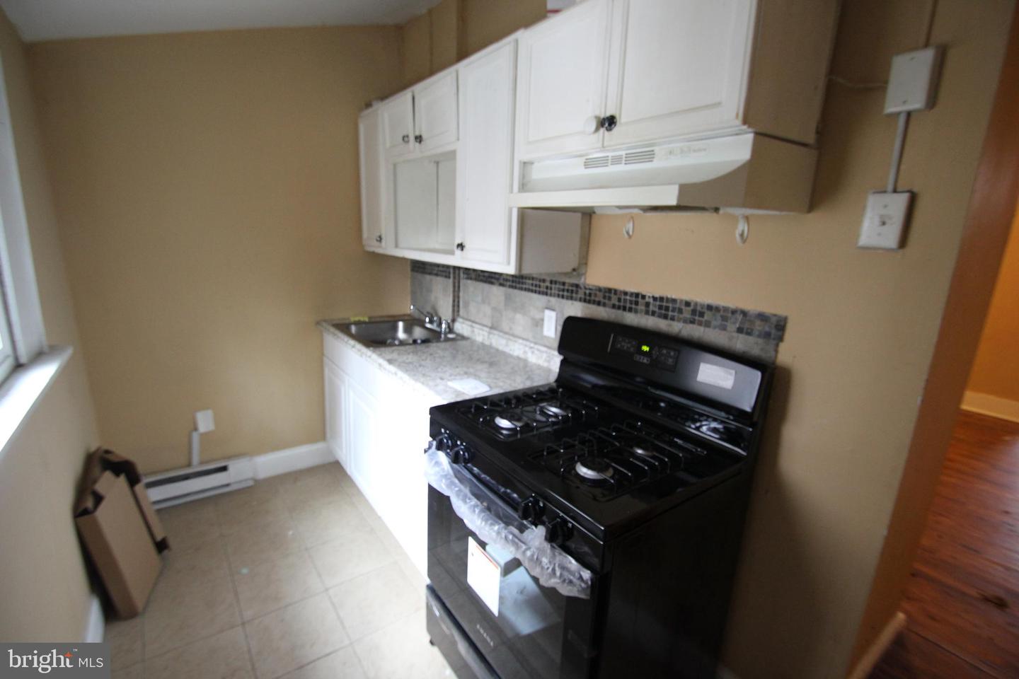 1754 W Pacific St Property Photo 4
