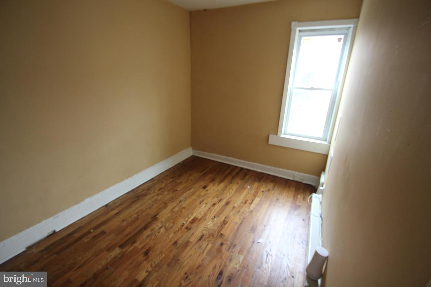 1754 W Pacific St Property Photo 9