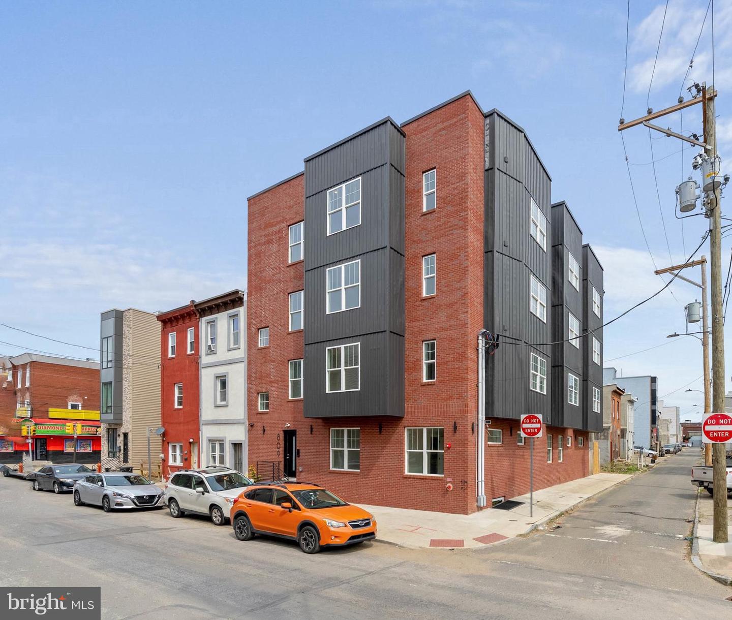 809 DIAMOND ST Property Photo 1