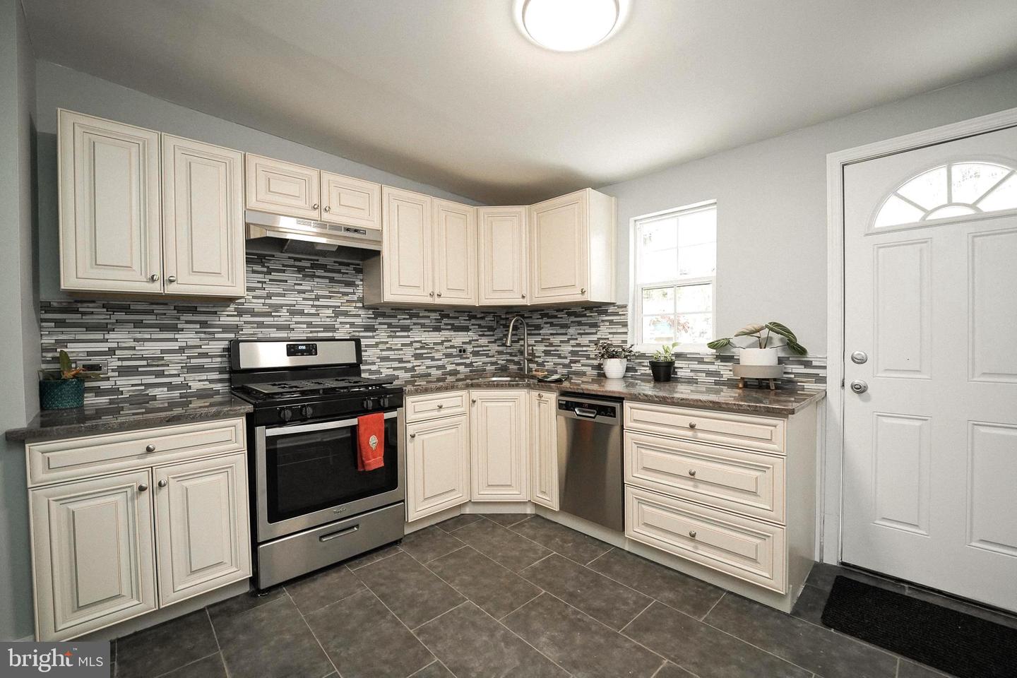 1847 E Harold St Property Photo 2