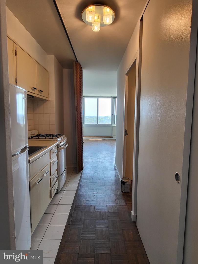 604-36 S Washington Sq #913 Property Photo 4
