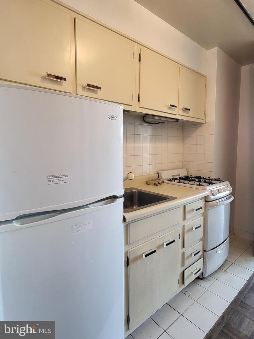 604-36 S Washington Sq #913 Property Photo 5