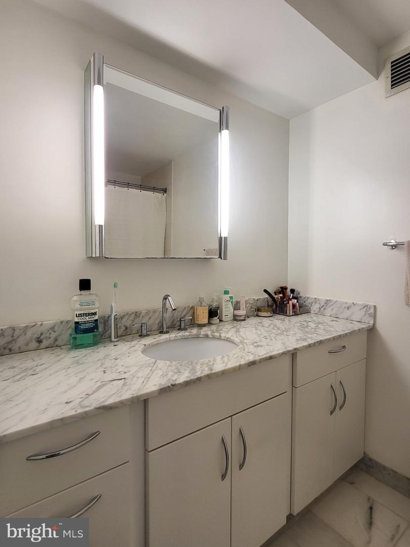 219-29 S 18th St #703 Property Photo 11
