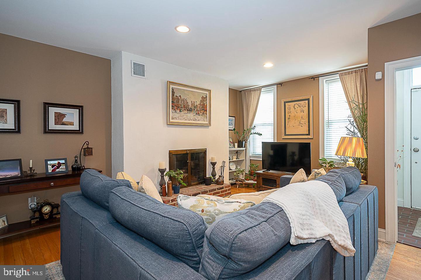 2317 Fairmount Ave Property Photo 4