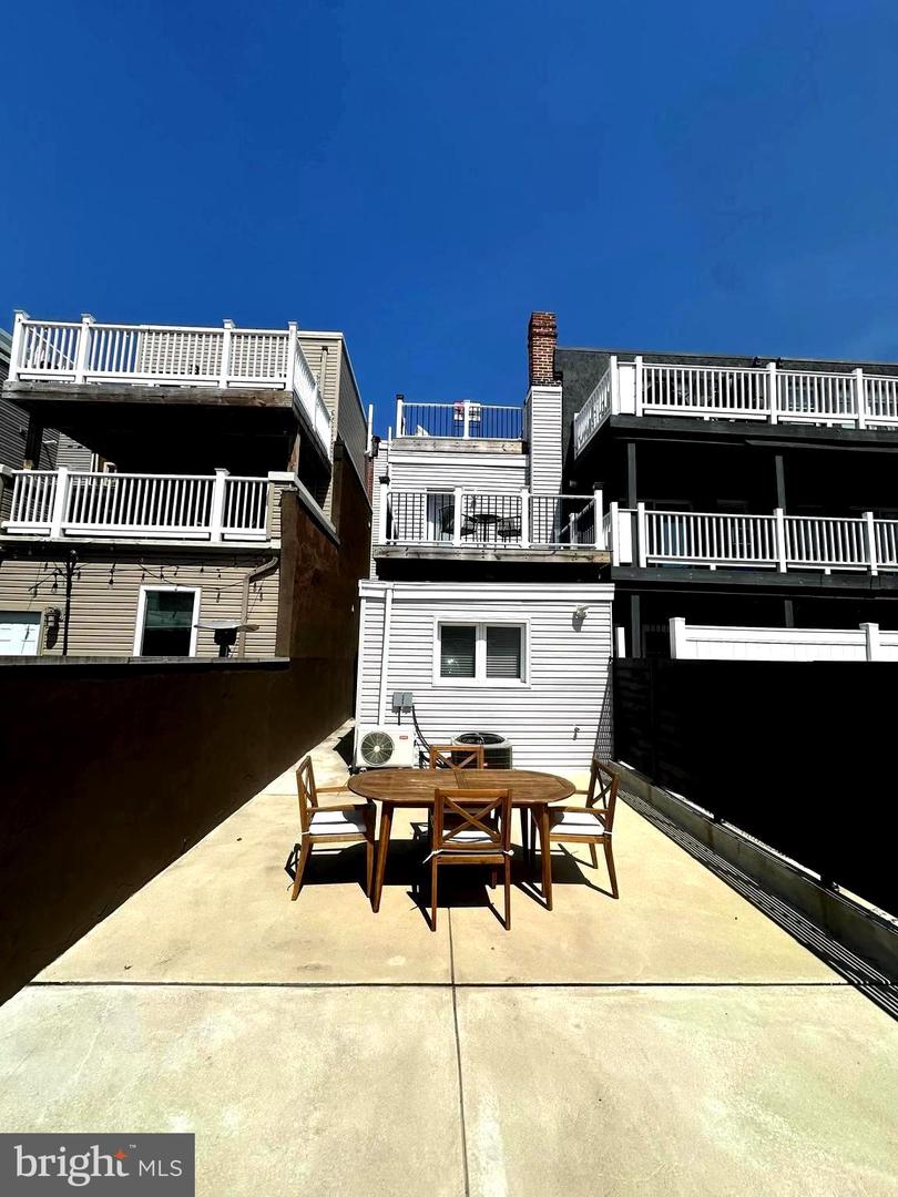 3133 Richmond St Property Photo 1
