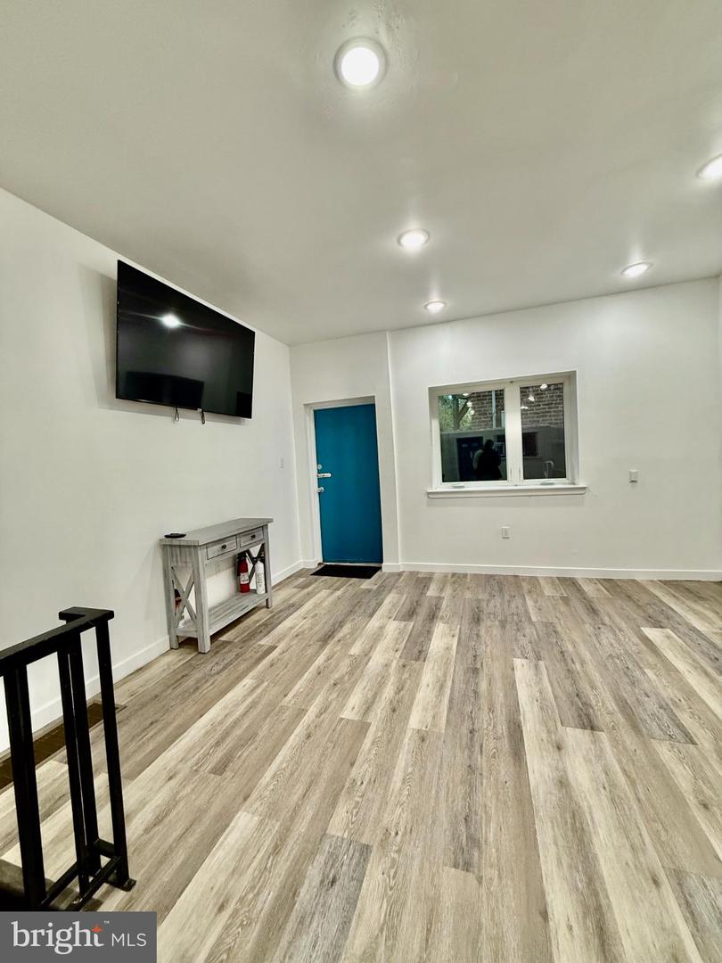 403 W Coulter St #1 Property Photo 9