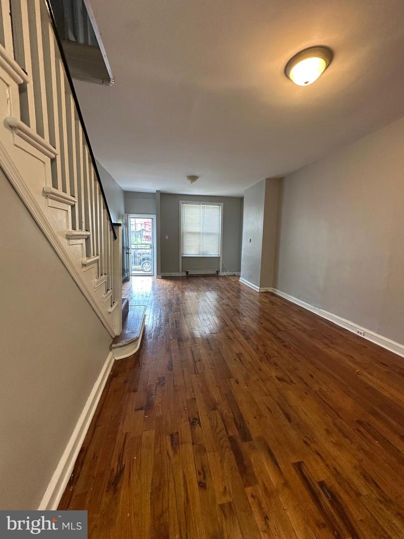 1528 W Oakdale St Property Photo 1