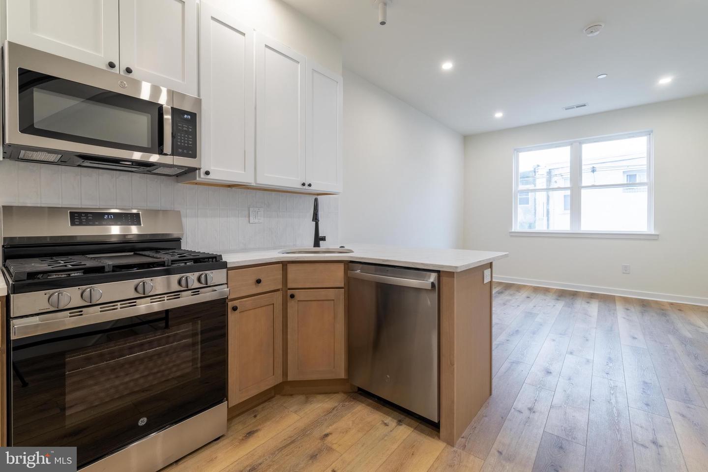 2342 Moore St #b Property Photo 1