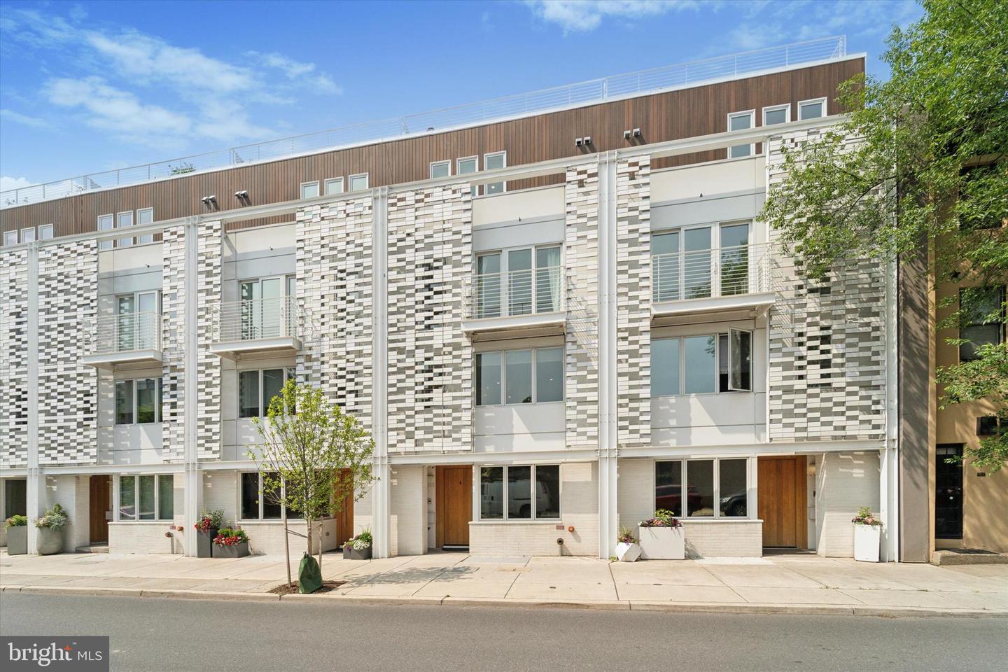 2033 Lombard St Property Photo