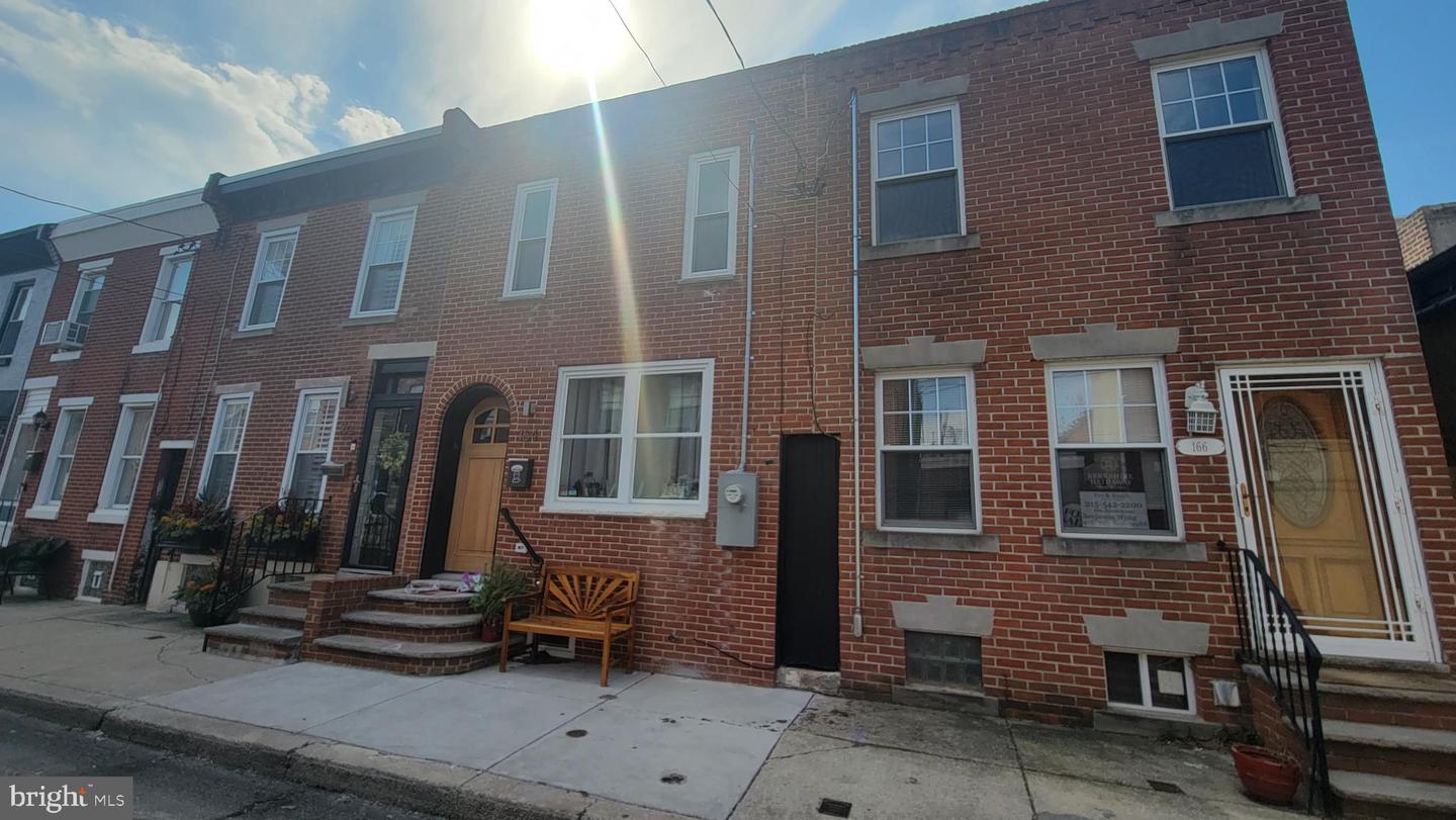 166 Sigel St Property Photo 1