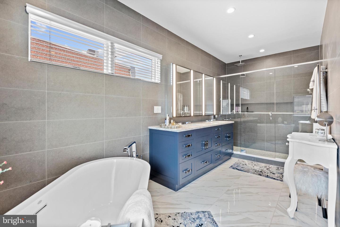 2147 Lombard St Property Photo 44