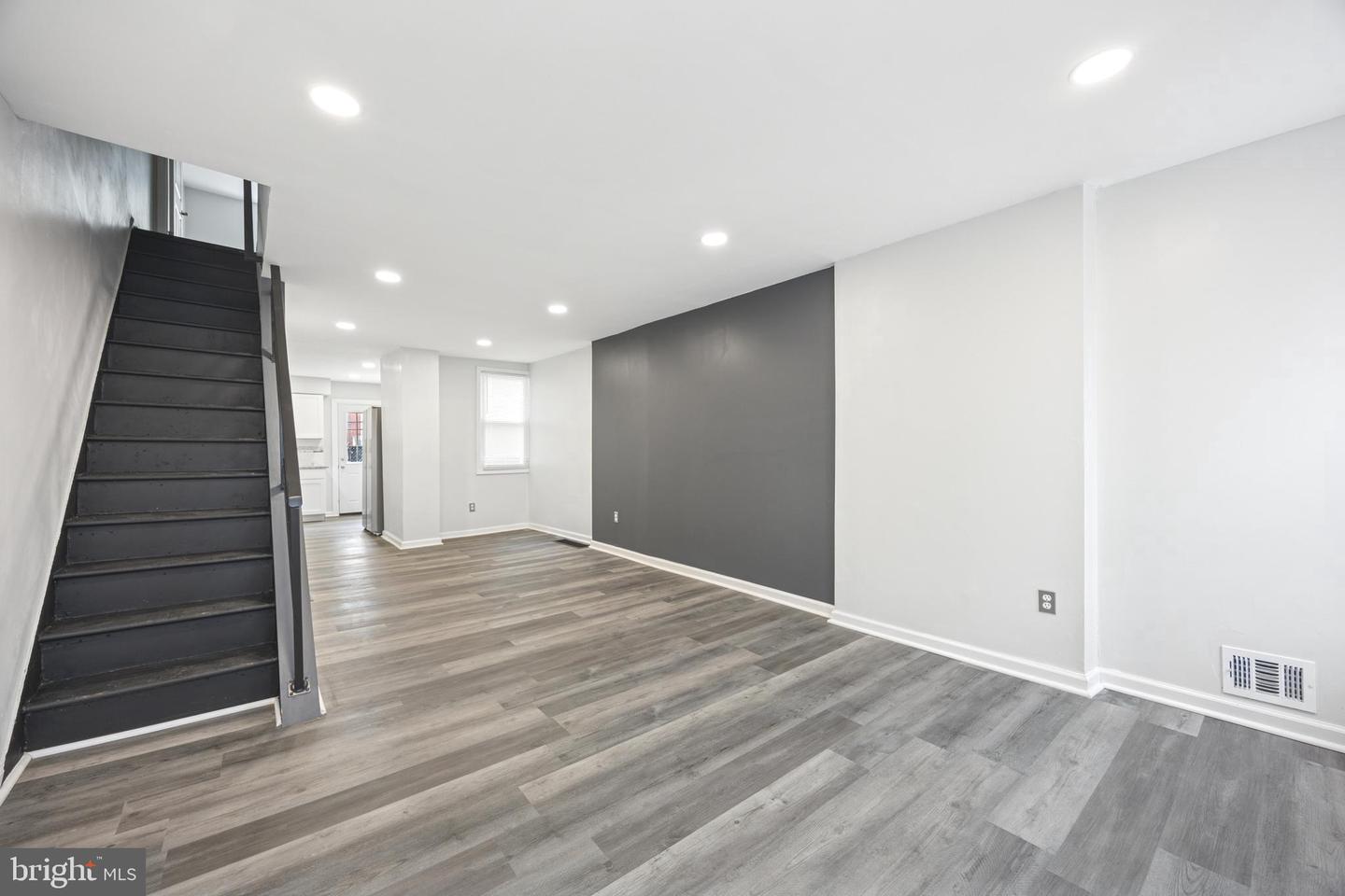 2442 W Seybert St Property Photo 2