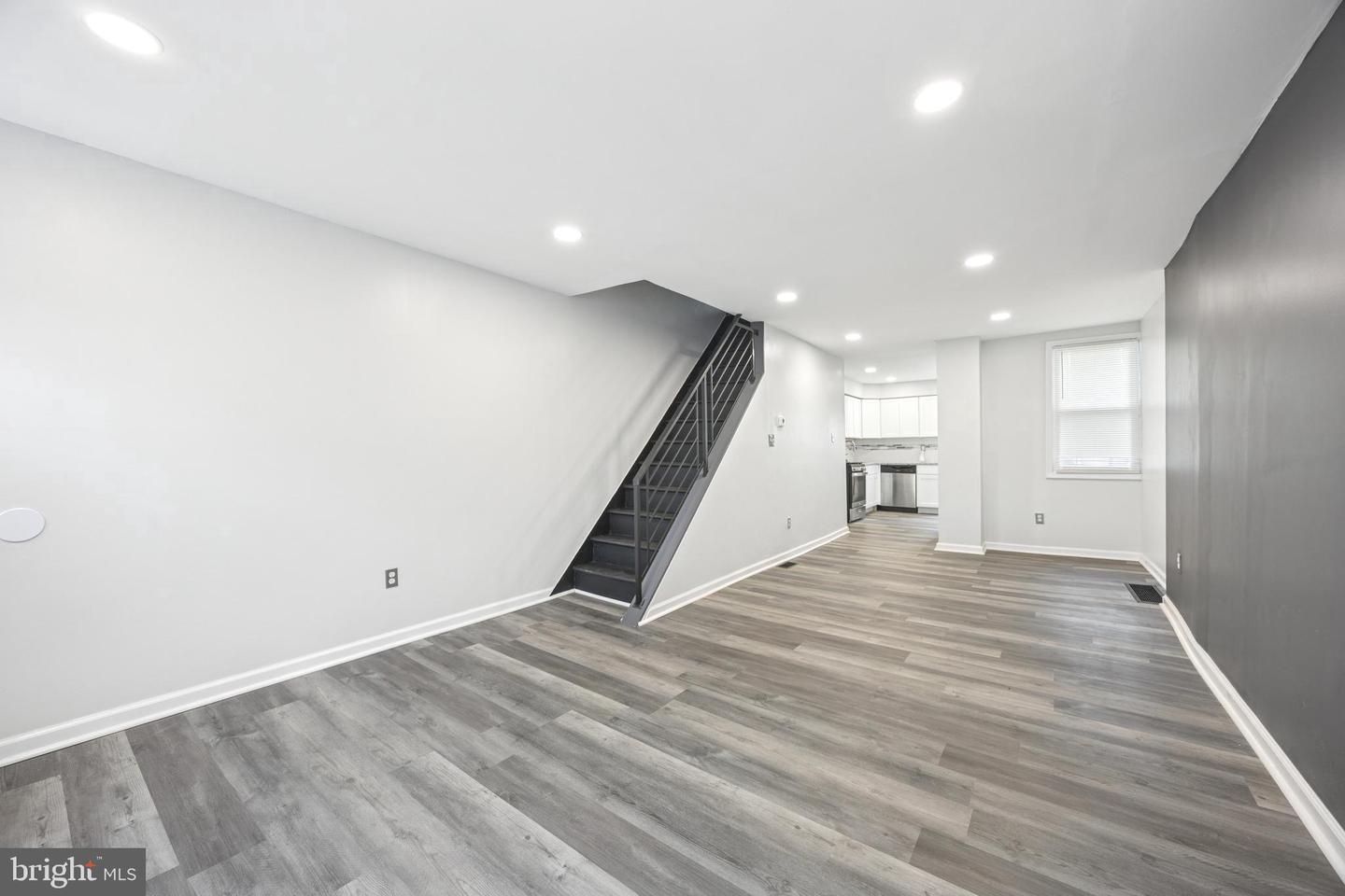 2442 W Seybert St Property Photo 4