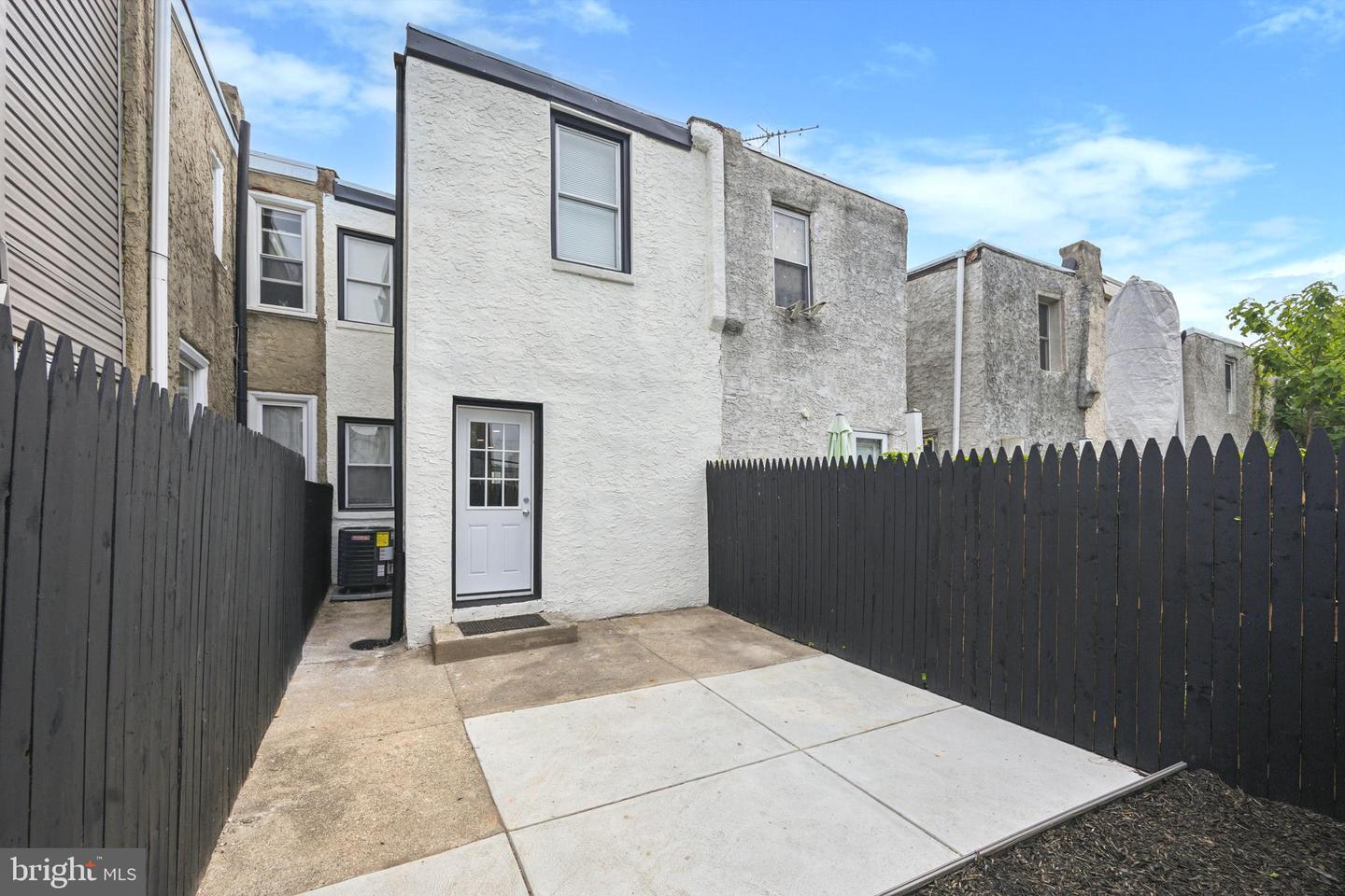 2442 W Seybert St Property Photo 17
